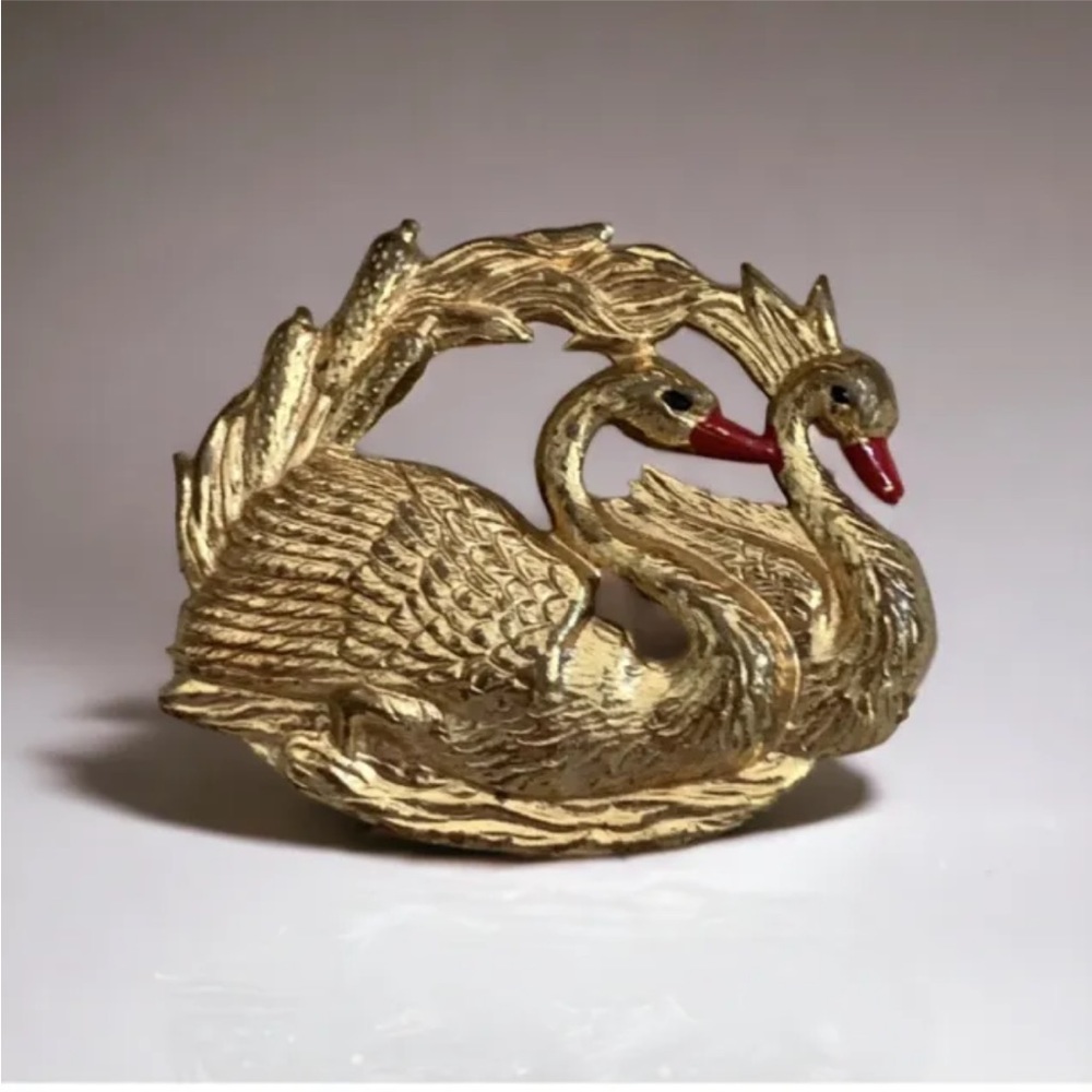 Vintage Gold Tone Metal Enamel Painted Elegant Swans Figural C Clasp Brooch Pin